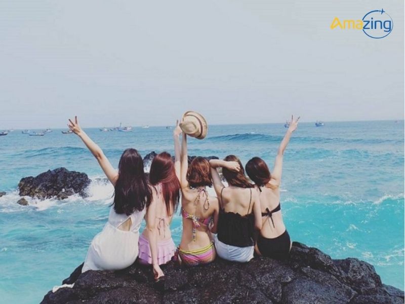 Đắng mình trong làn nước trong xanh tại biển Mỹ Khê