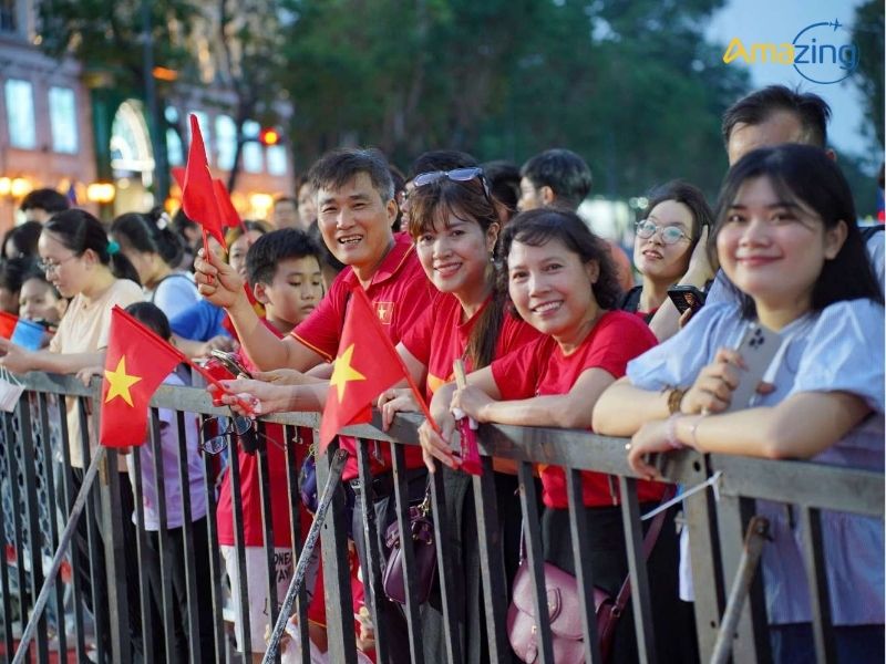 Không khí náo nhiệt tại đường Lê Duẩn khi người dân đến xem luyện tập diễu binh