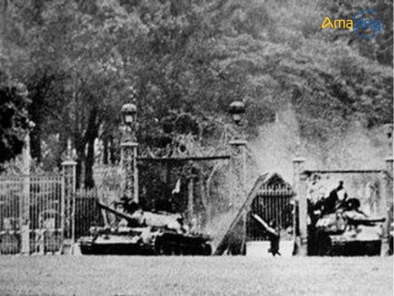 Sáng 30/4/1975, đoàn xe tăng lao qua cổng chính, tiến vào Dinh Độc Lập