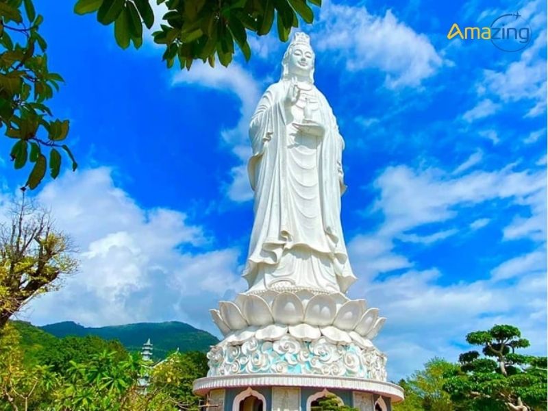 Tượng phật Quan Thế Âm tại Chùa Linh Ứng
